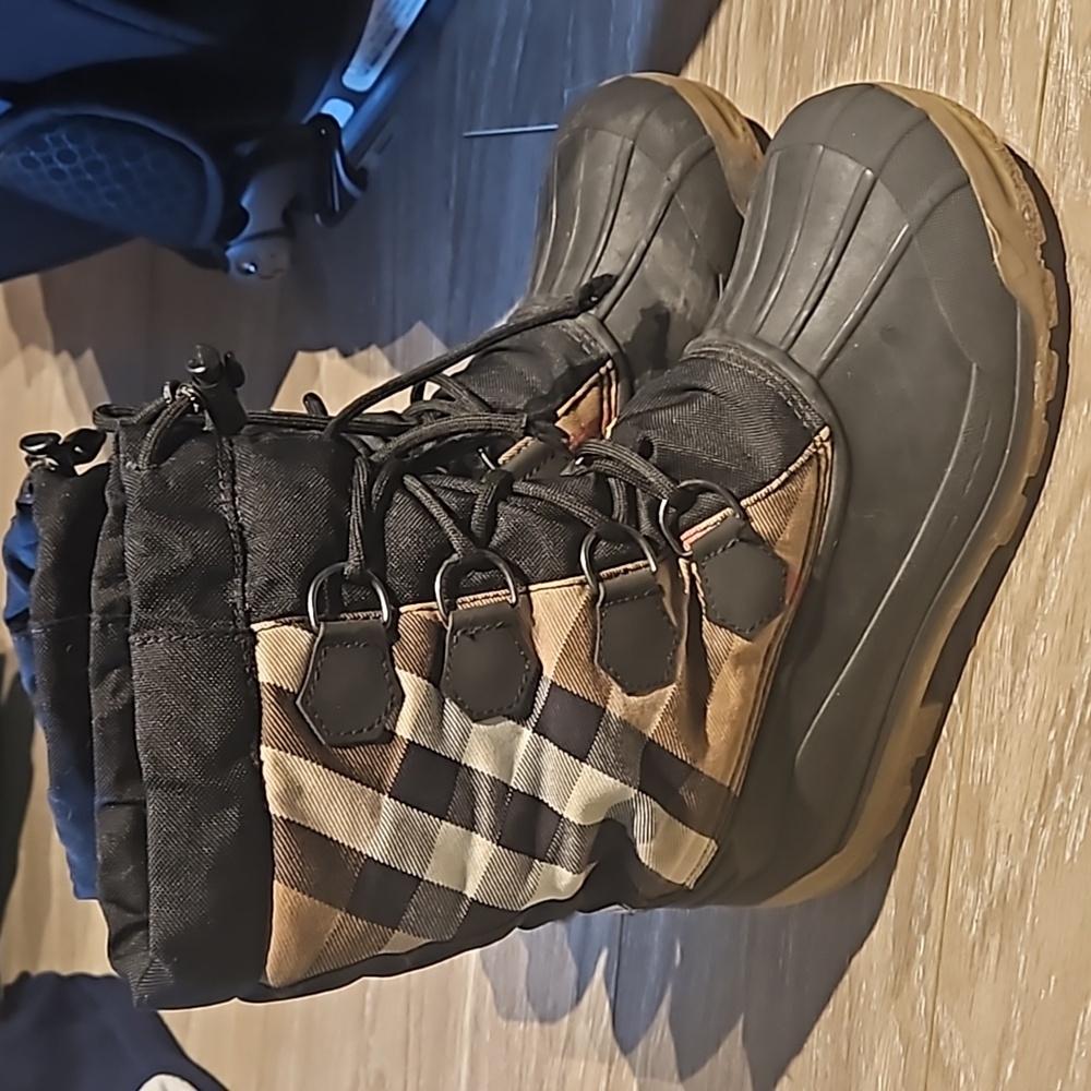 Burberry winter boots size 37 used condition